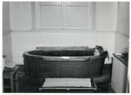 Die Badekabine im Badehaus im Jahre 1930 mit einer badenden Frau in der Kabine liegend