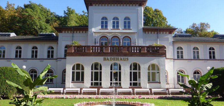 Die Frontalansicht des Badehauses von Bad Soden am Taunus