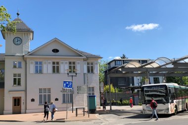 Der Bahnhof und Busbahnhof von vorne in Bad Soden am Taunus