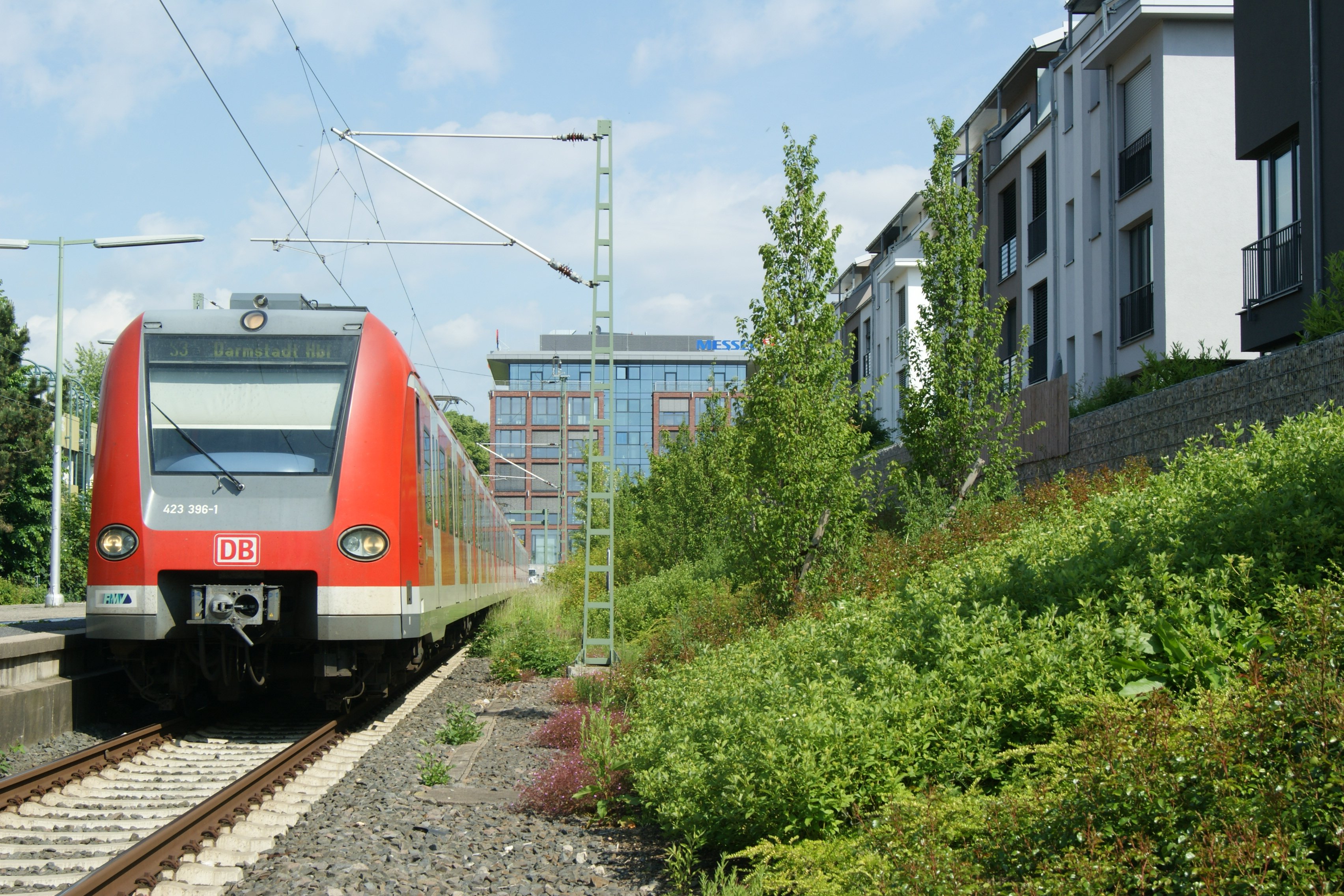 S-Bahn S-Bahn die in den Bad Sodener Bahnhof einfährt