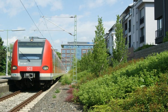 S-Bahn S-Bahn die in den Bad Sodener Bahnhof einfährt
