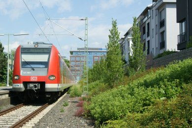 S-Bahn S-Bahn die in den Bad Sodener Bahnhof einfährt