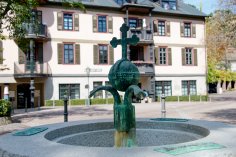 Justus-Liebig-Brunnen Franzensbader Platz mit drei Quellen in Bad soden
