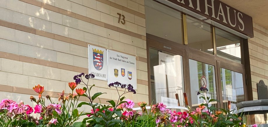 Der Eingang des Rathauses von Bad Soden am Taunus
