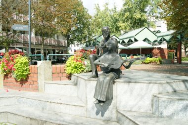 Statuen am Adlerplatz Adlerplatz Musike._BS.JPG