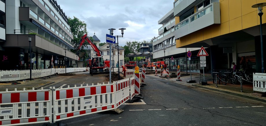 Bauabsperrungen vor der Einfahrt zum Bad Sodener Busbahnhof