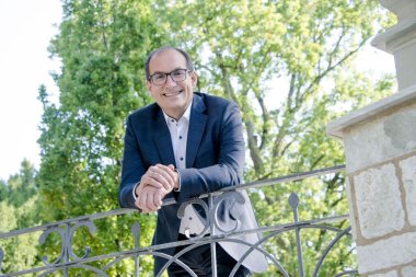 Bürgermeister Dr. Blasch vor dem Champagner-Brunnen