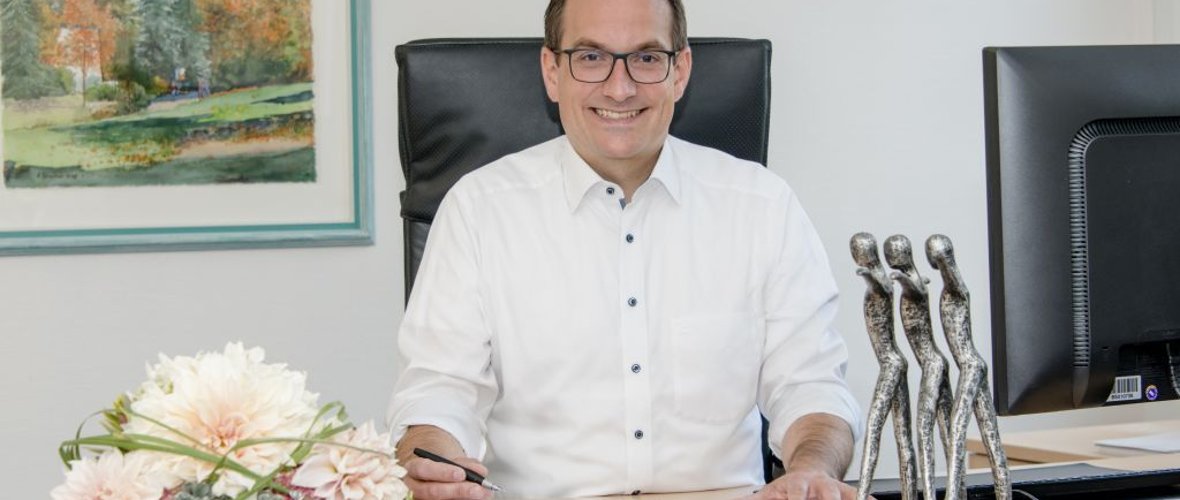 Bürgermeister Dr. Frank Blasch Bürgermeister Dr. Frank Blasch am Schreibtisch