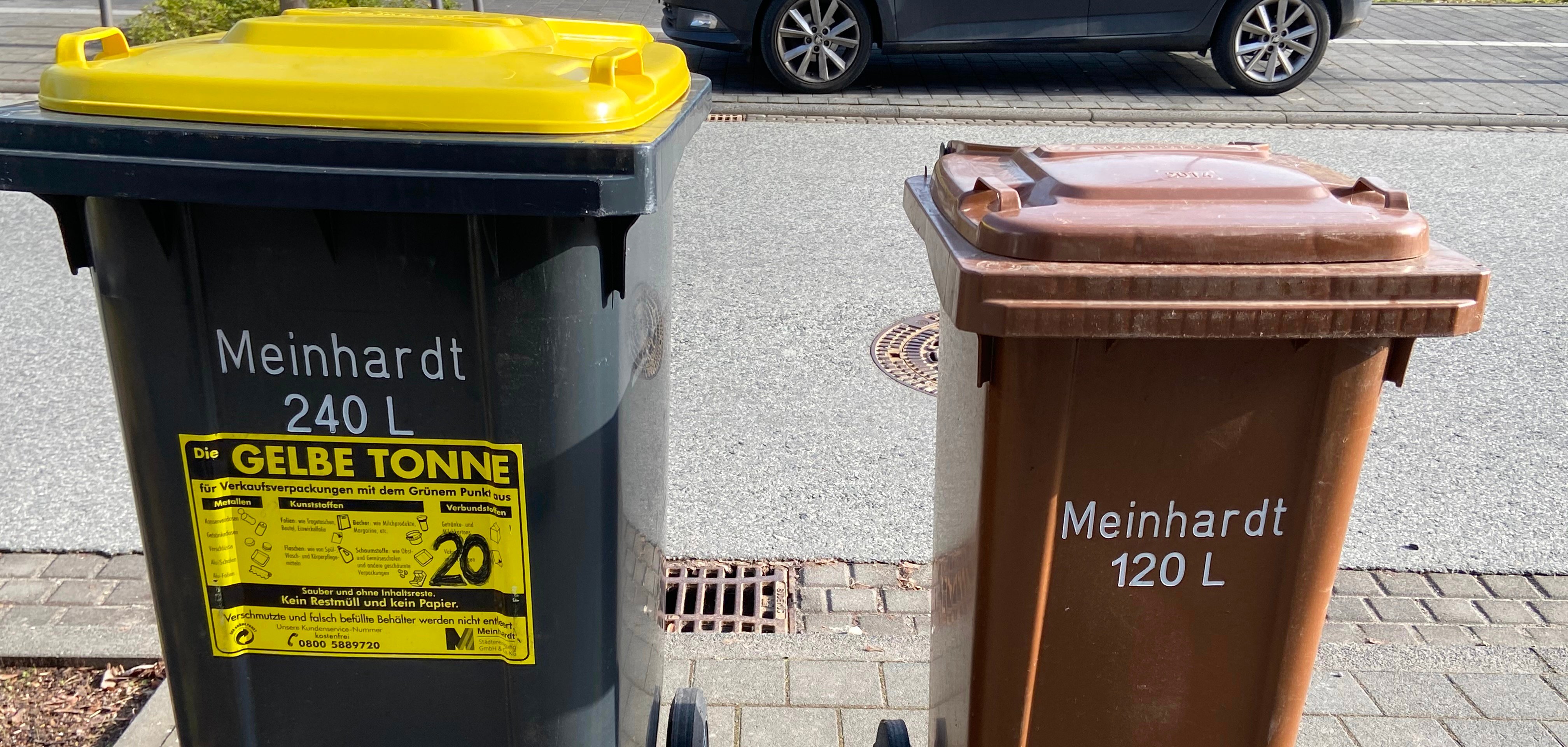 Mülltonnen Zwei Mülltonnen, die nebeneinander stehen.