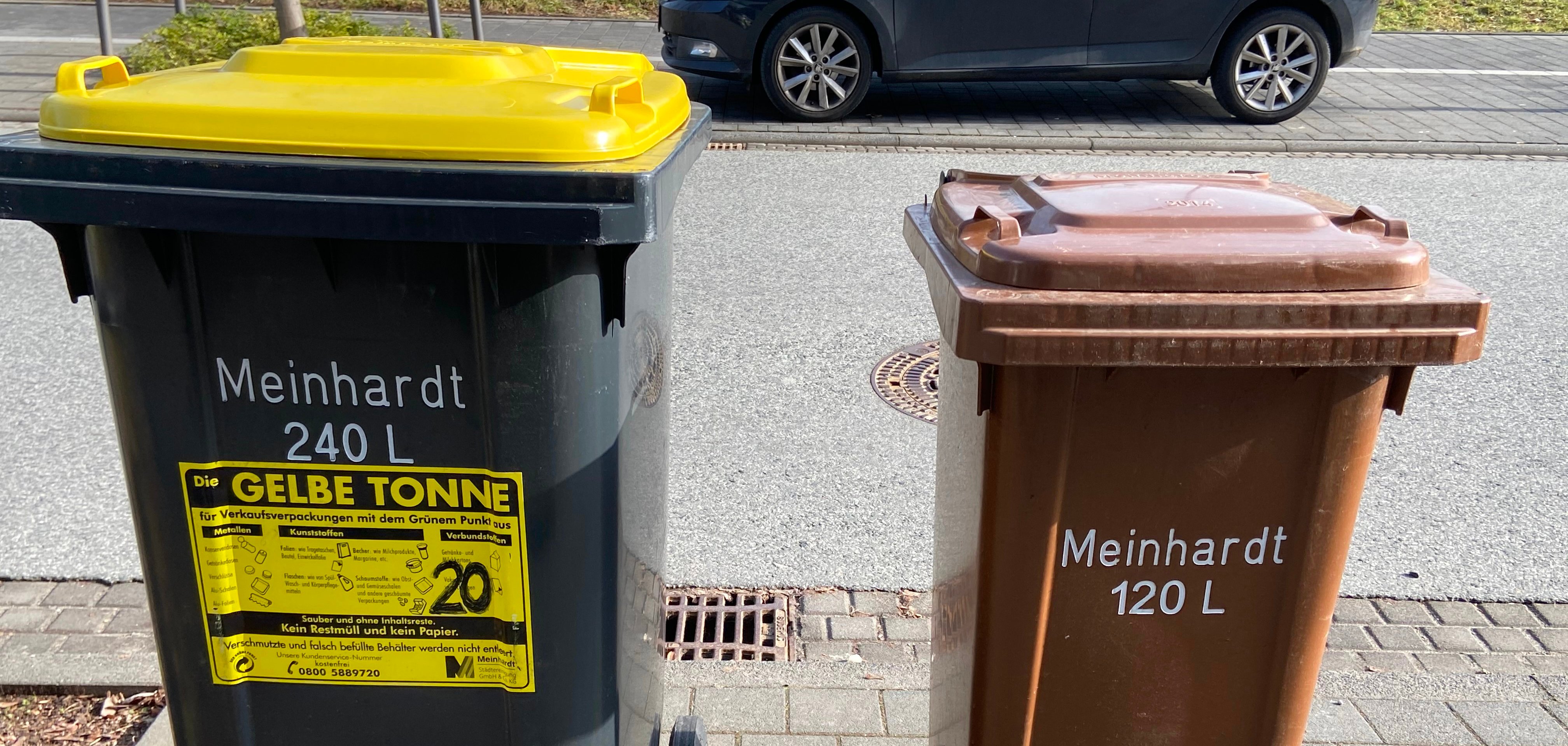 Mülltonnen Zwei Mülltonnen, die nebeneinander stehen.