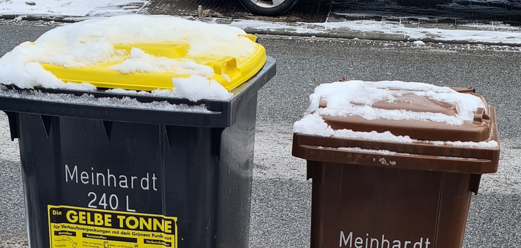 Mülltonnen Zwei Mülltonnen, die im Schnee stehen.