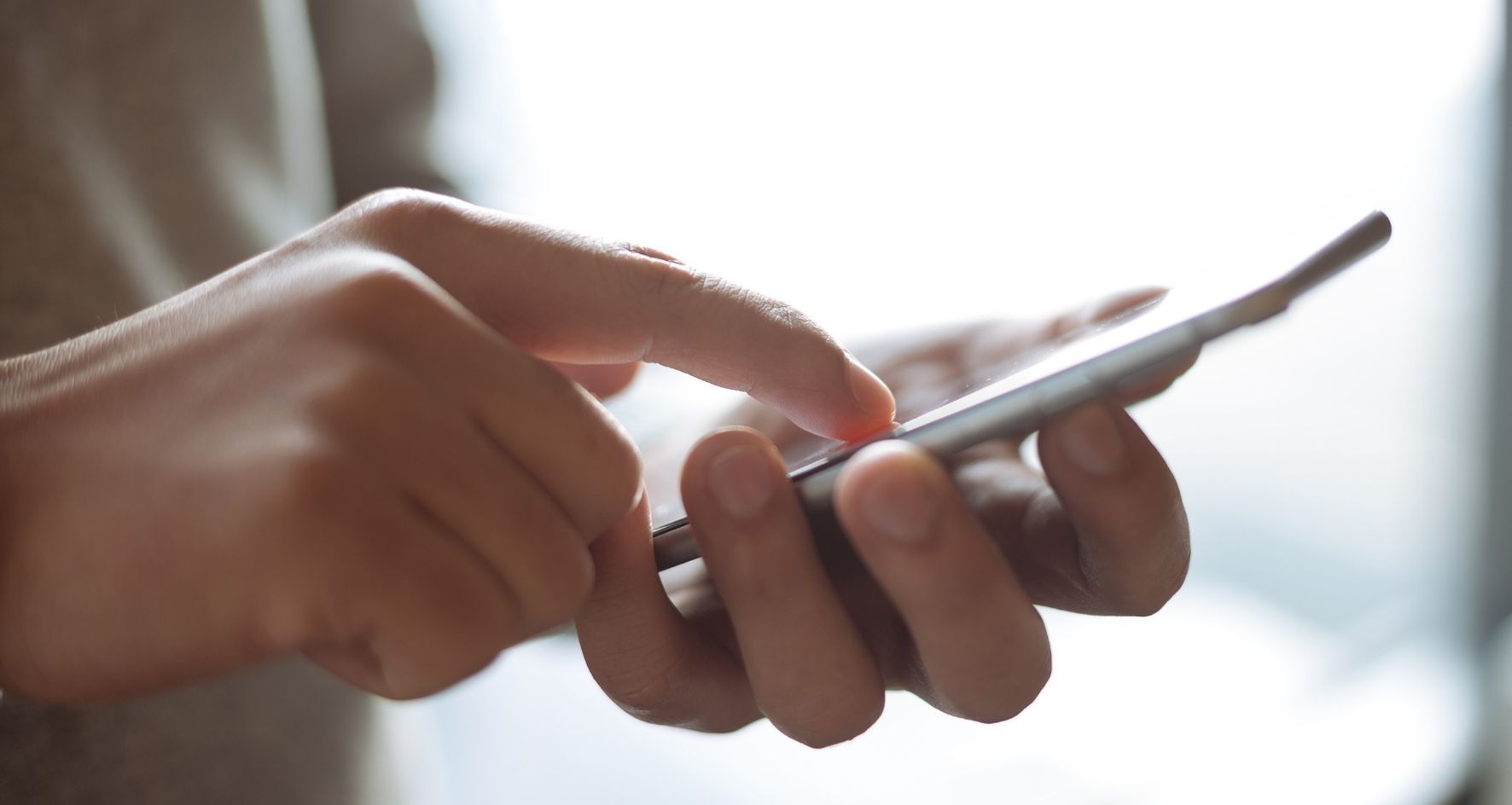 Mensch bedient ein Handy