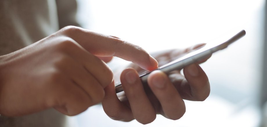 Mensch bedient ein Handy