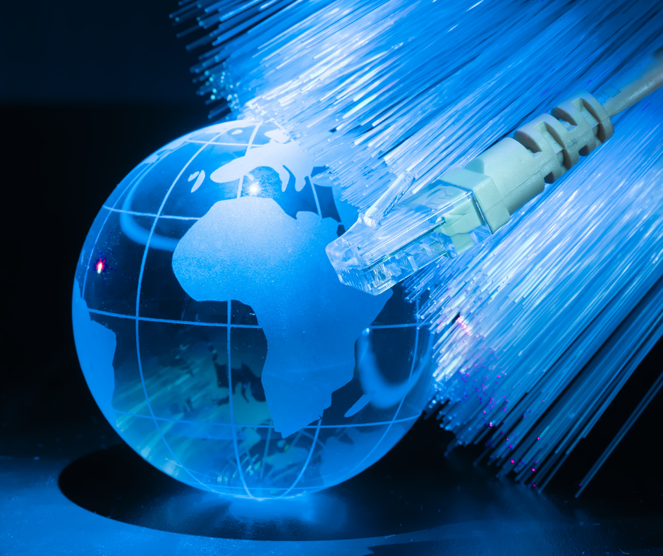 Die Erde als blaue durchsichtige Kugel, mi einem LAN Stecker darauf.