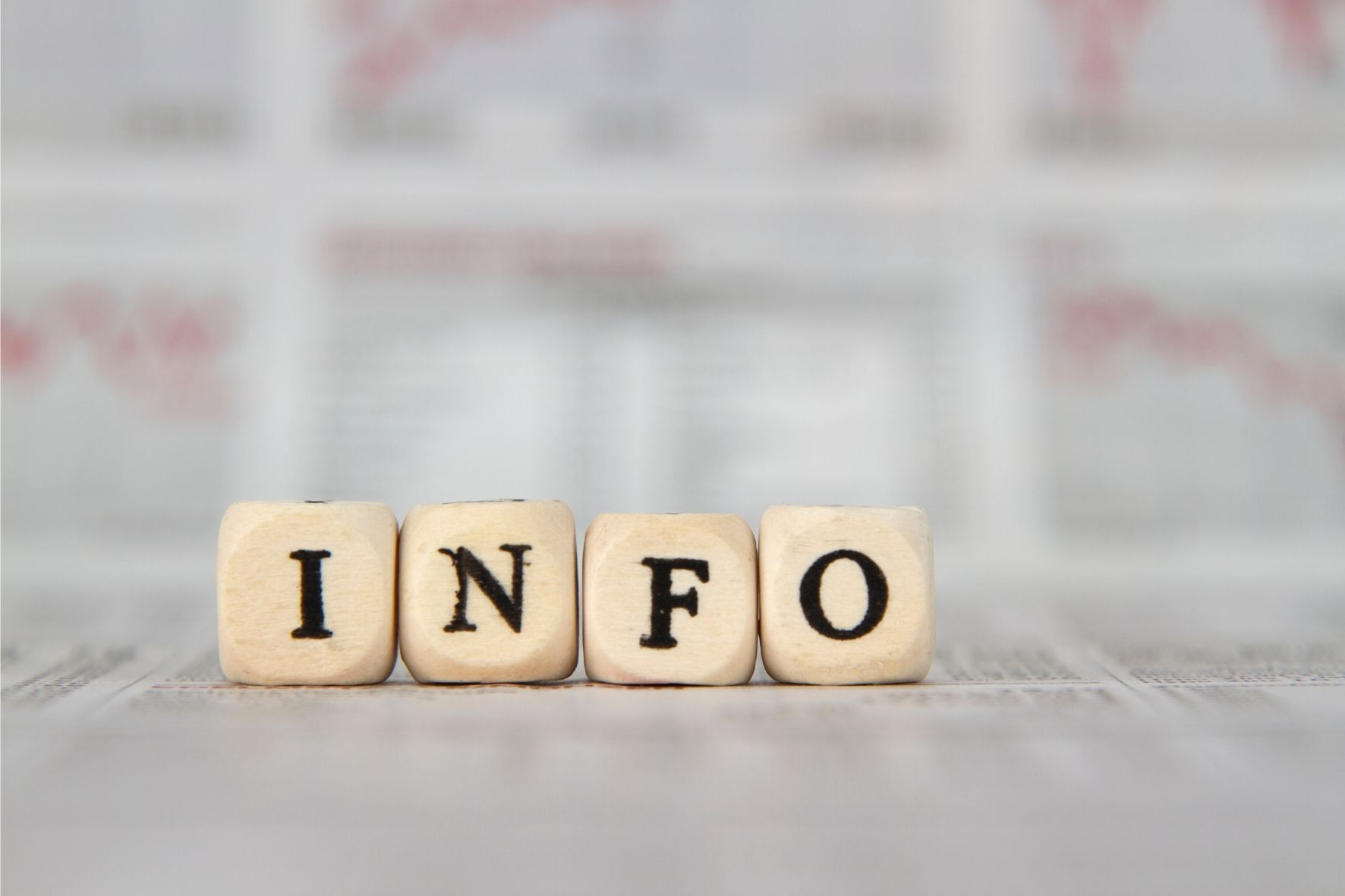 Info Vier Würfel, auf denen "INFO" steht