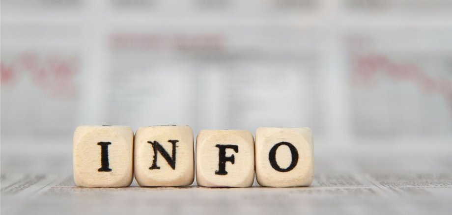 Info Vier Würfel, auf denen "INFO" steht