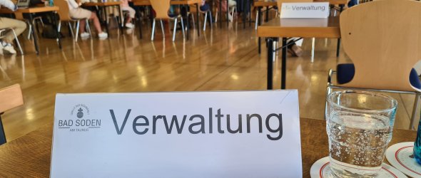 Verwaltungsschild im Bürgerhaus Neuenhain, während einer Sitzung.
