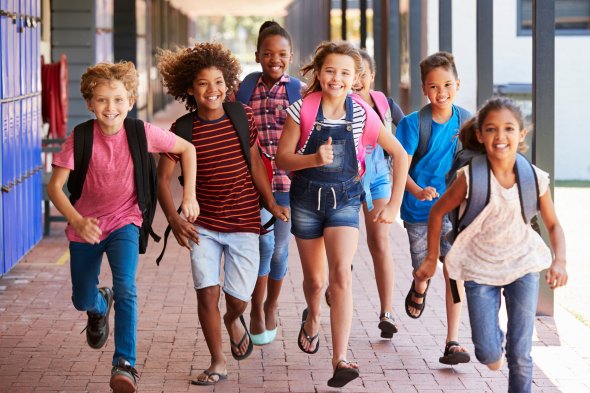 Schulstart: Schüler auf dem Weg zur Schule