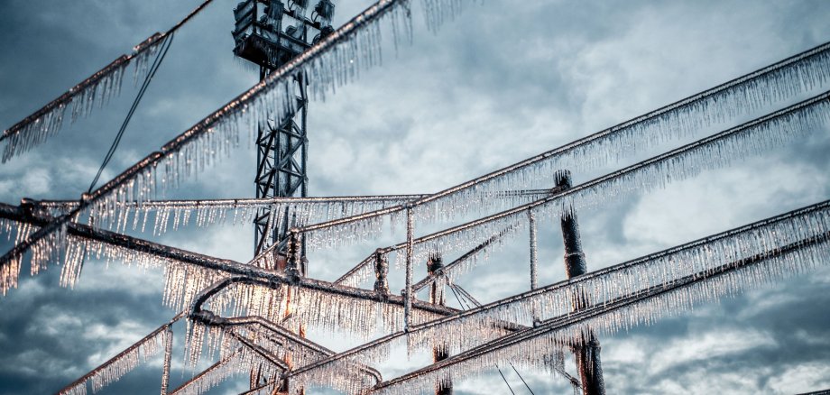 Ein mit Eiszapfen bedeckter Strommasten in Bad Soden am Taunus