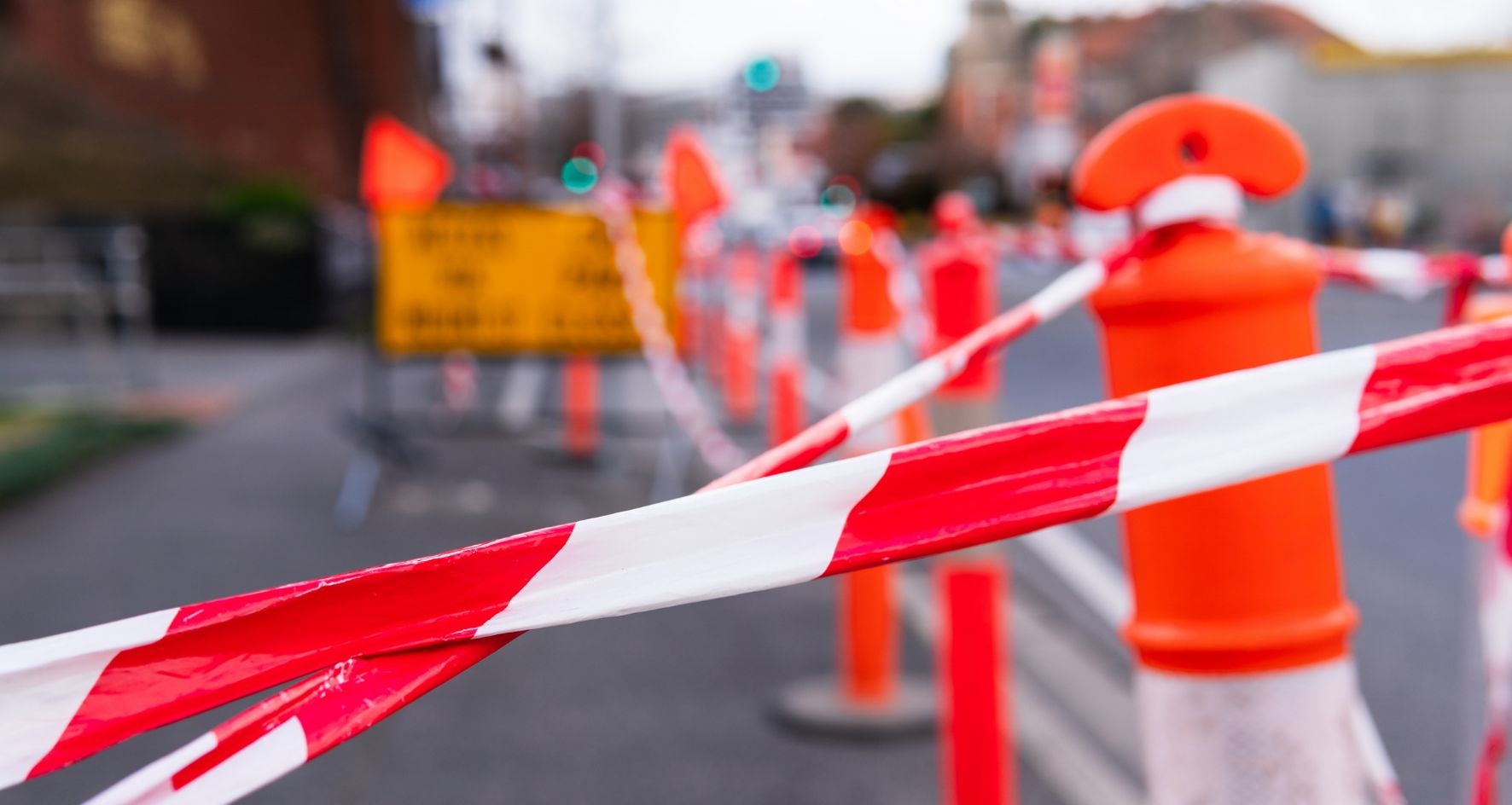 Baustelle mit rot-weißem Absperrband