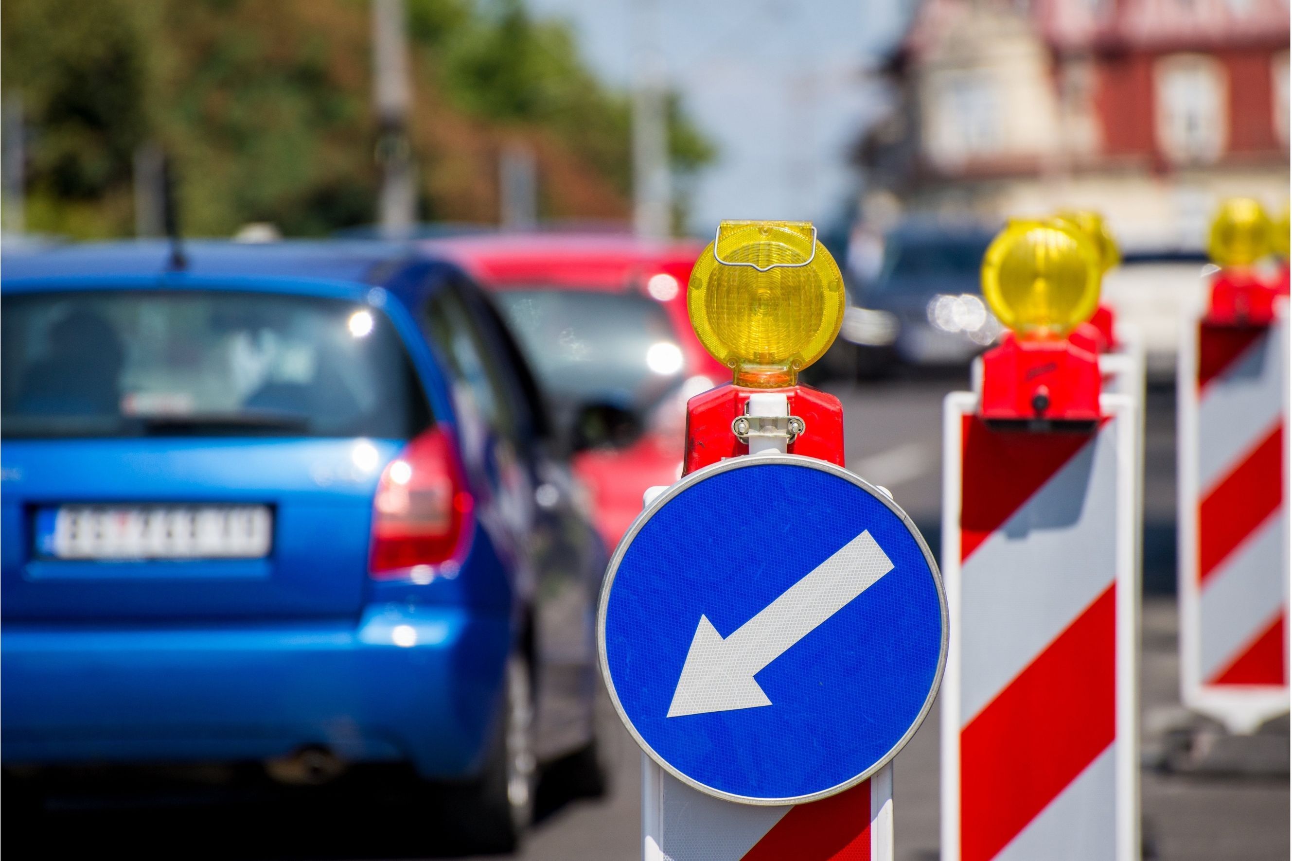 Baustellenschilder Baustellenschilder, die die Autofahrer auf der linken Fahrbahn halten