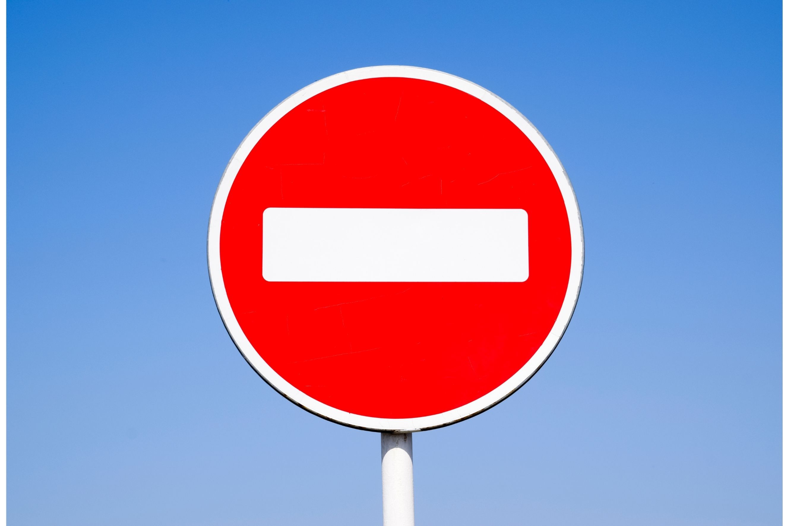 Ein rotes Straßenschild mit einem weißen Strich in der Mitte