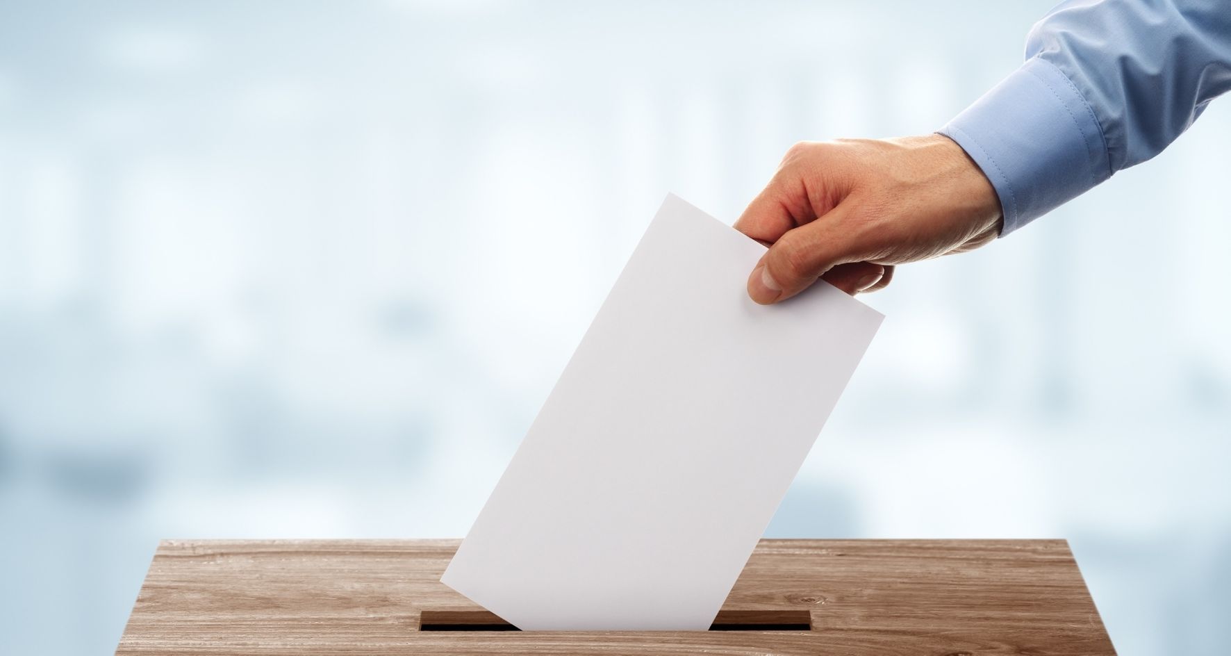 Briefwahl Wahlbrief wird in Wahlurne geworfen