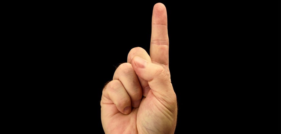 Ein Zeigefinger zeigt nach oben