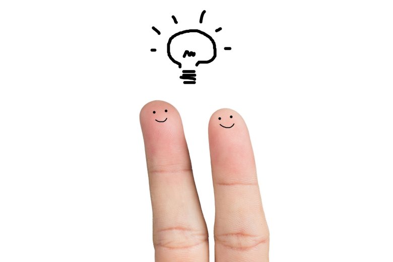 Info zwei Finger mit Gesichter bemalt