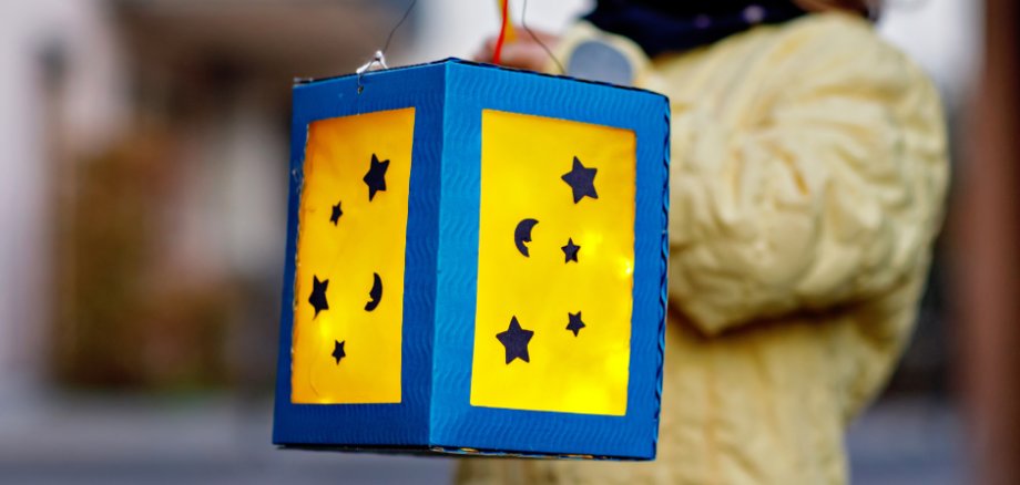 Martinsumzug Das Bild zeigt ein Kind, das eine Laterne hält