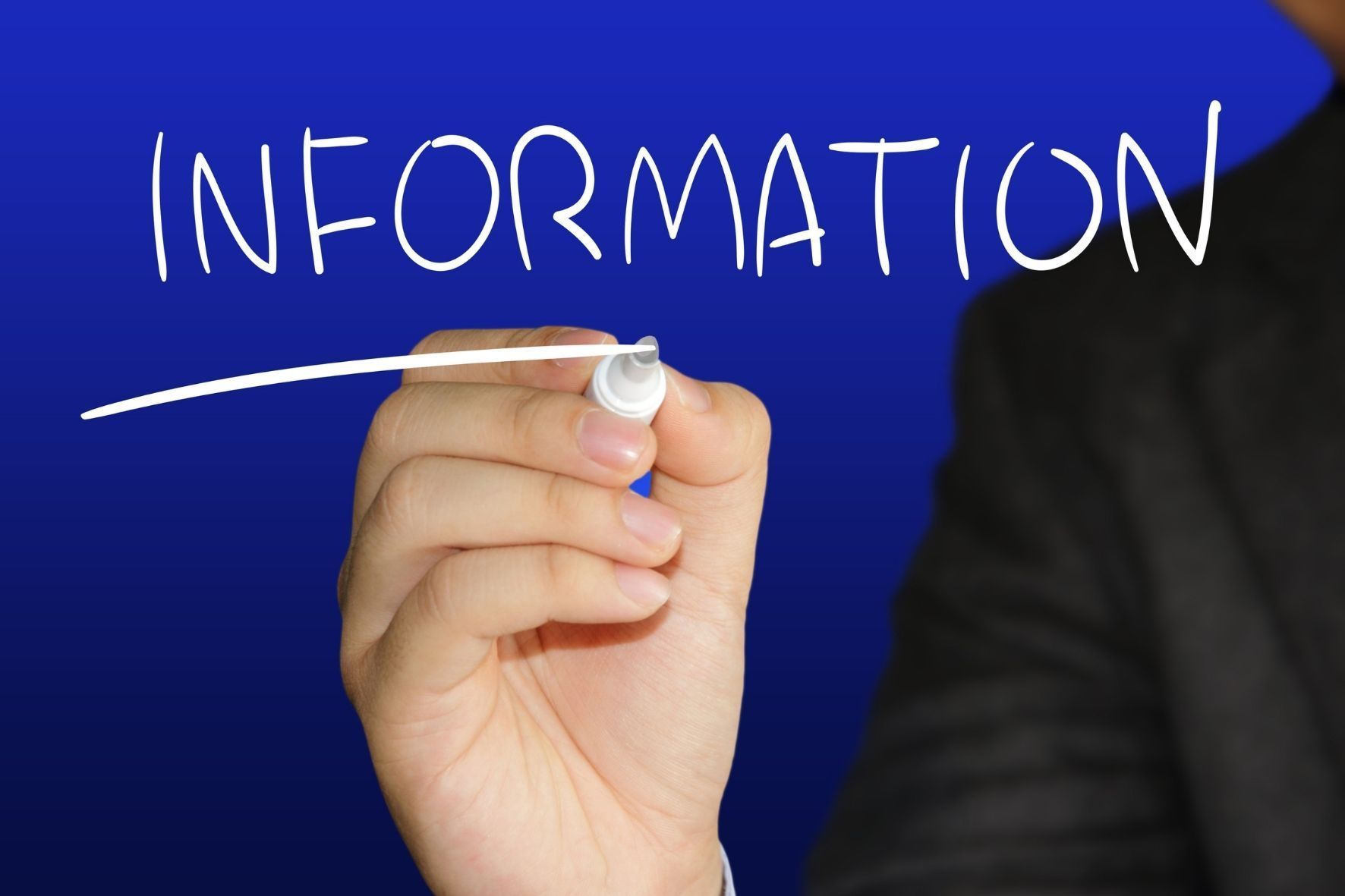 Information Das Wort Information auf Glas geschrieben