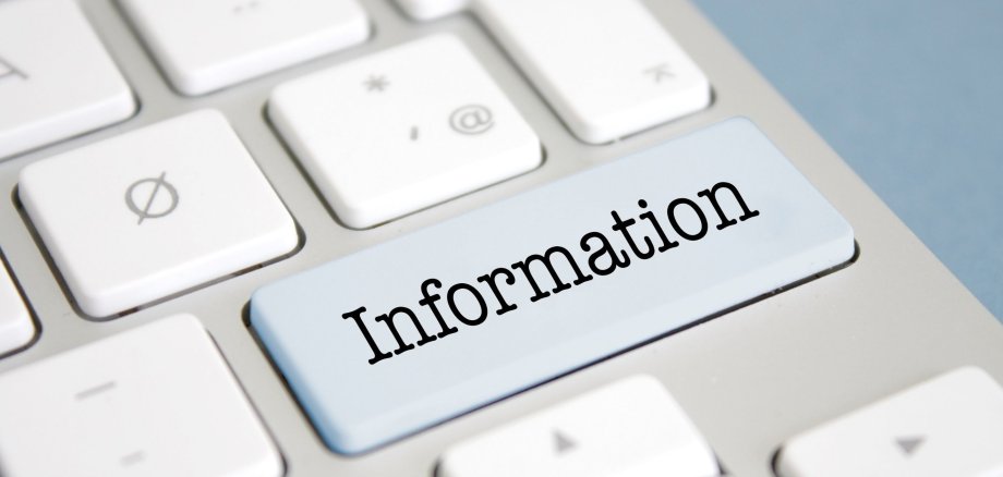 Eine Informationstaste auf einer Laptoptastatur