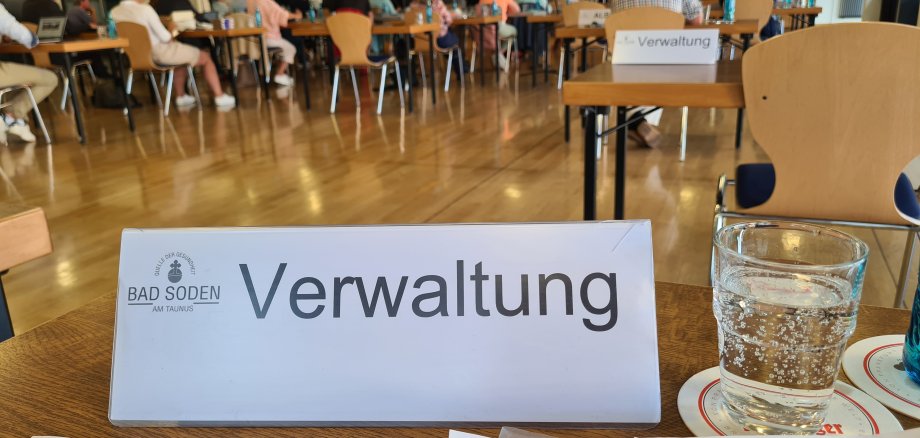 Verwaltungsschild im Bürgerhaus Neuenhain, während einer Sitzung.