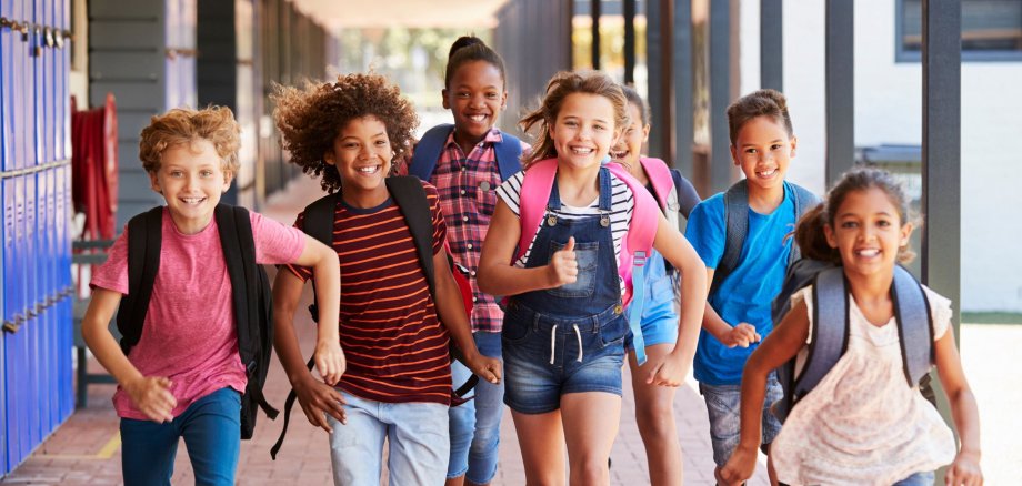 Schulstart: Schüler auf dem Weg zur Schule