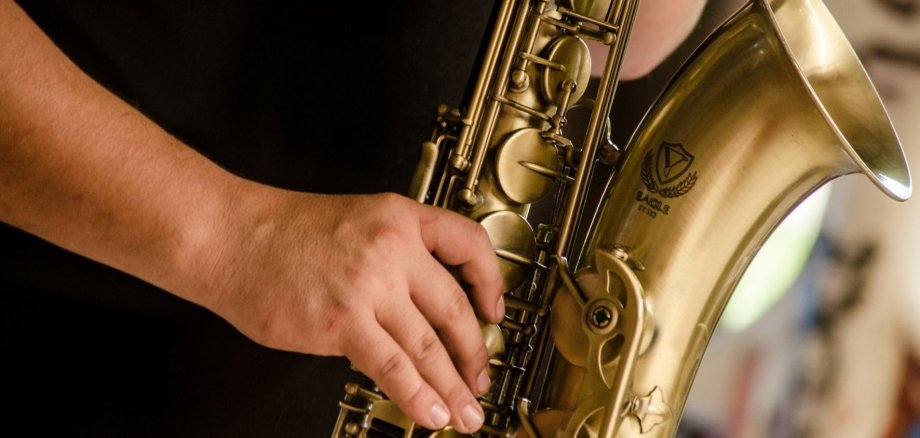 Hand am Saxophon