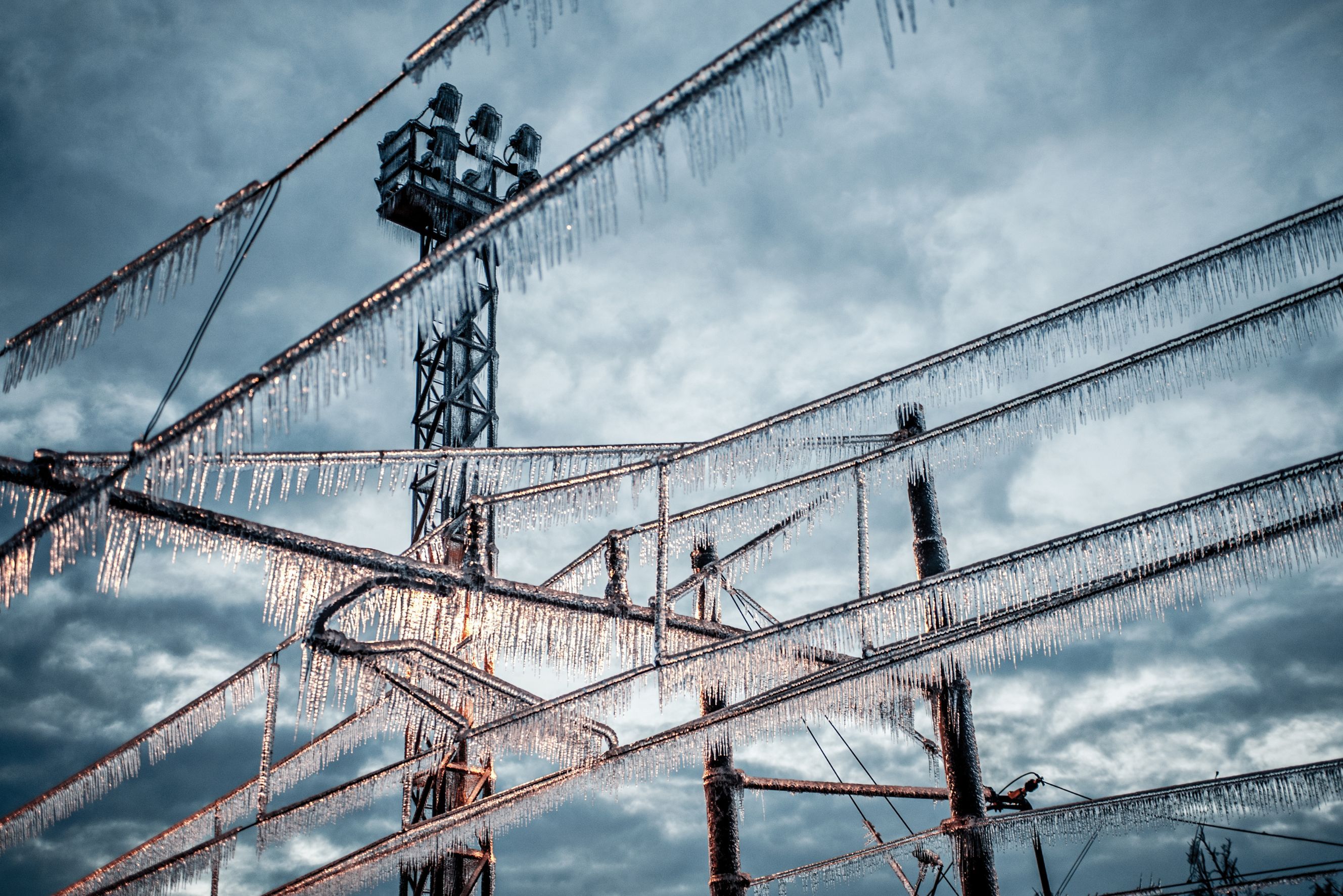 Strommasten Ein mit Eiszapfen bedeckter Strommasten in Bad Soden am Taunus