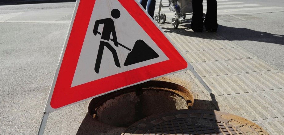 Ein Baustellengully mit Baustellenschild