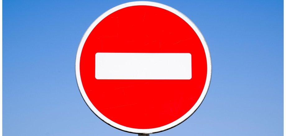 Straßenschild Ein rotes Straßenschild mit einem weißen Strich in der Mitte