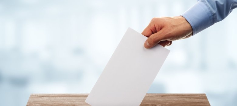 Briefwahl Wahlbrief wird in Wahlurne geworfen