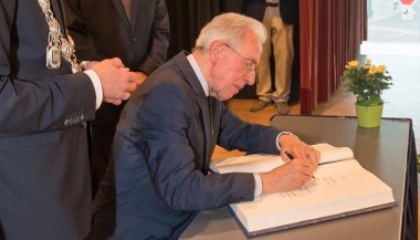 Ehrenbürger-2017-39Pfarrer Schäfer_BS.jpg