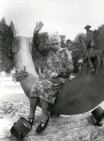 Sigrid Pless auf Sigrid Pless Brunnen_BS.jpg