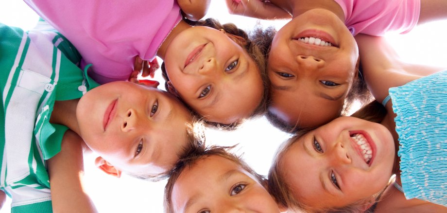 Happy time Glückliche Kinder stehen in einem Kreis