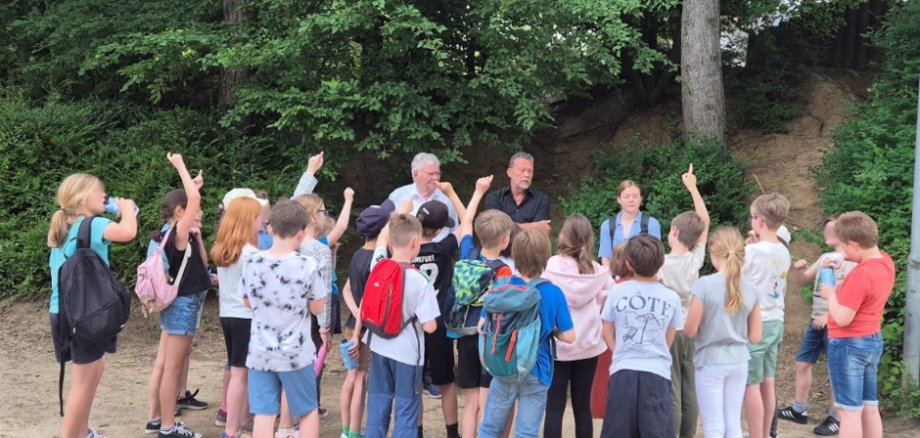 Das Bild zeigt die Mitglieder des Kinderparlaments mit städtischen Vertretern auf dem Abenteuerspielplatz