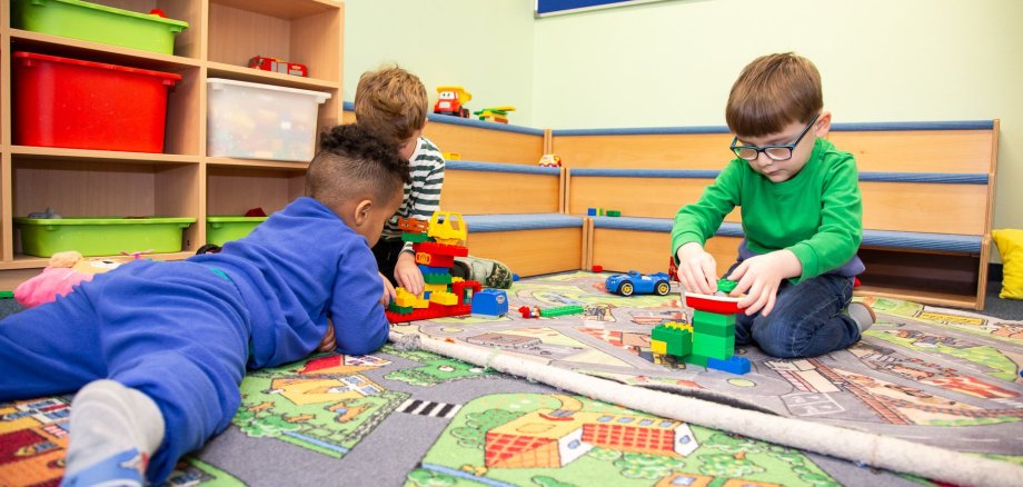 Spielteppich Das Bild zeigt Kinder auf ihrem Spielteppich