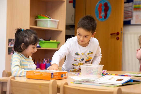 Spielende Kinder Das Bild zeigt spielende Kinder