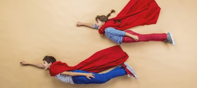 Hand in Hand ein Junge und ein Mädchen fliegen wie Superman