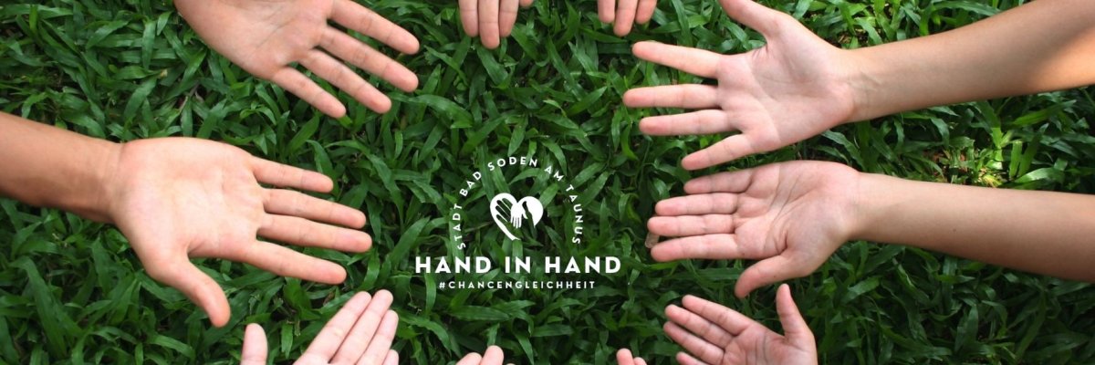 Kinderhände bilden einen Kreis, in der Mitte das Hand in Hand Logo