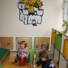 Kinder, die mit den Bauklötzen in der Kita Sonnenburg spielen.