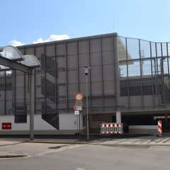 Das Bad Sodener Parkhaus am Bahnhof von außen