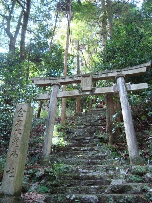 Ein im japanischen Stil gebauter Bergaufstieg Yoro Schrein_BS.jpg